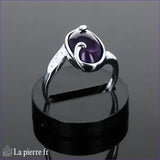 Bague pour femme en argent rhodié avec grande pierre naturelle améthyste ovale et 4 zircones.