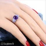 Bague pour femme en argent rhodié avec pierre améthyste violette ovale et entourage de 16 zircones.
