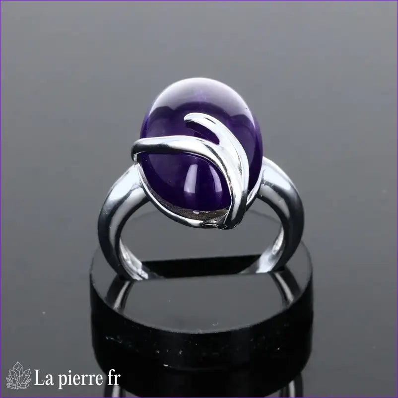 Bague minimaliste pour femme en argent rhodié avec pierre naturelle améthyste ovale mesurant 13x18mm.