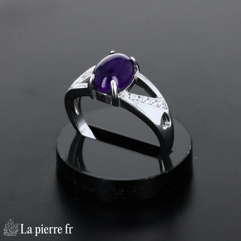 Bague pour femme en argent 925 rhodié avec améthyste véritable ovale finition cabochon.