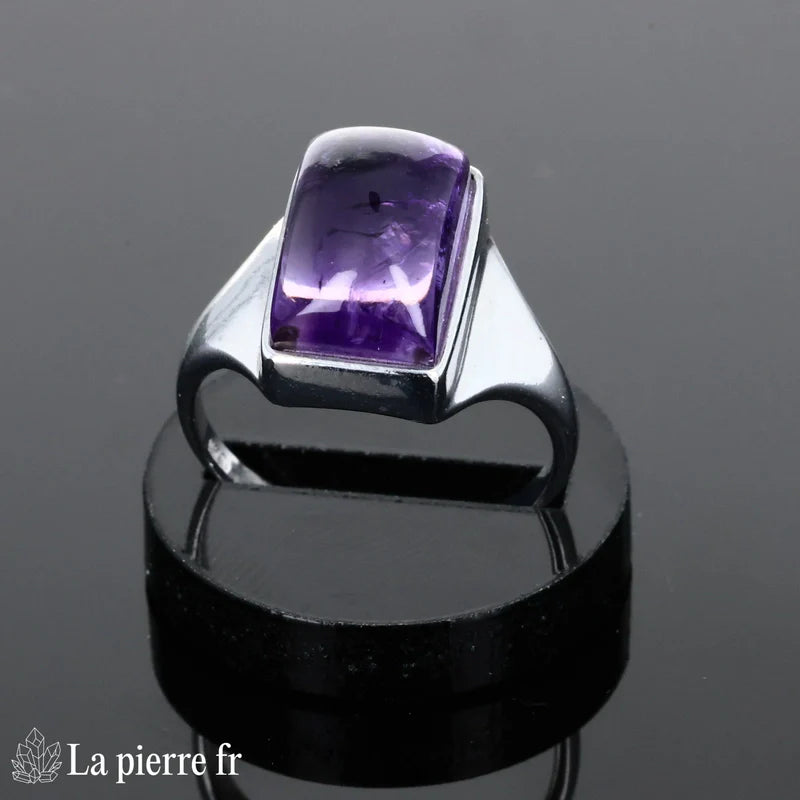 Bague chevalière pour femme en argent 925 rhodié avec améthyste véritable rectangulaire.