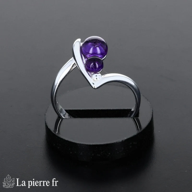 Bague Améthyste Viola en argent rhodié portée, pierre naturelle violette pour femme