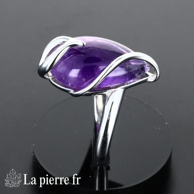Bague Améthyste en argent portée, pierre naturelle violette pour femme