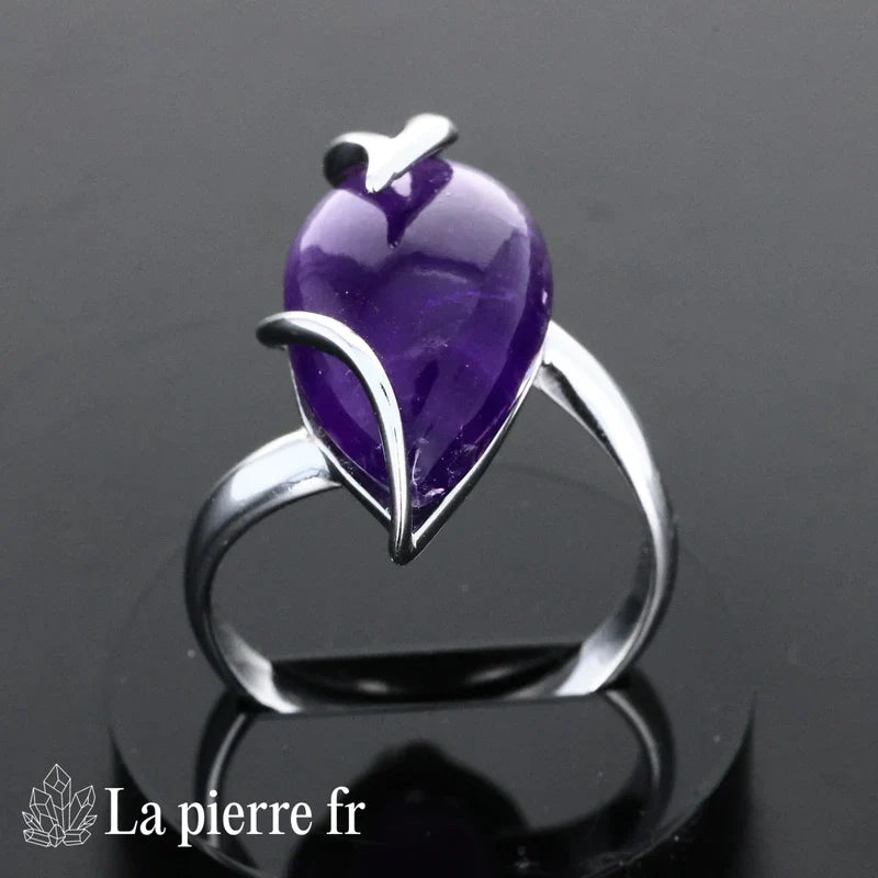 Détail de la bague Améthyste Estivale, pierre naturelle violette sur argent