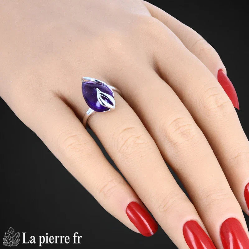 Gros plan sur la bague Améthyste en argent, pierre naturelle de sérénité