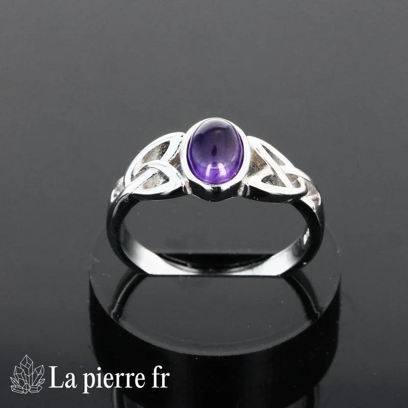 Bague Améthyste en argent rhodié portée, pierre naturelle violette pour femme