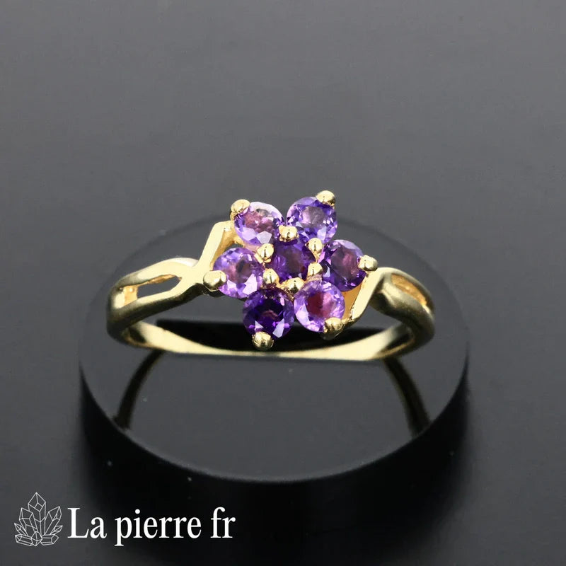 Bague Améthyste facettée plaqué Or portée, pierre naturelle violette pour femme