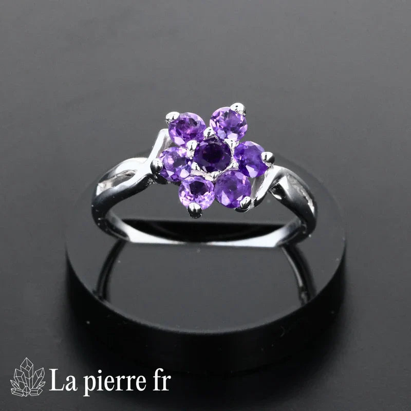 Bague Améthyste facettée en argent rhodié portée, pierre naturelle violette pour femme