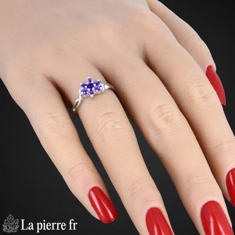 Détail de la bague Améthyste facettée Solsticia, pierre naturelle violette taillée