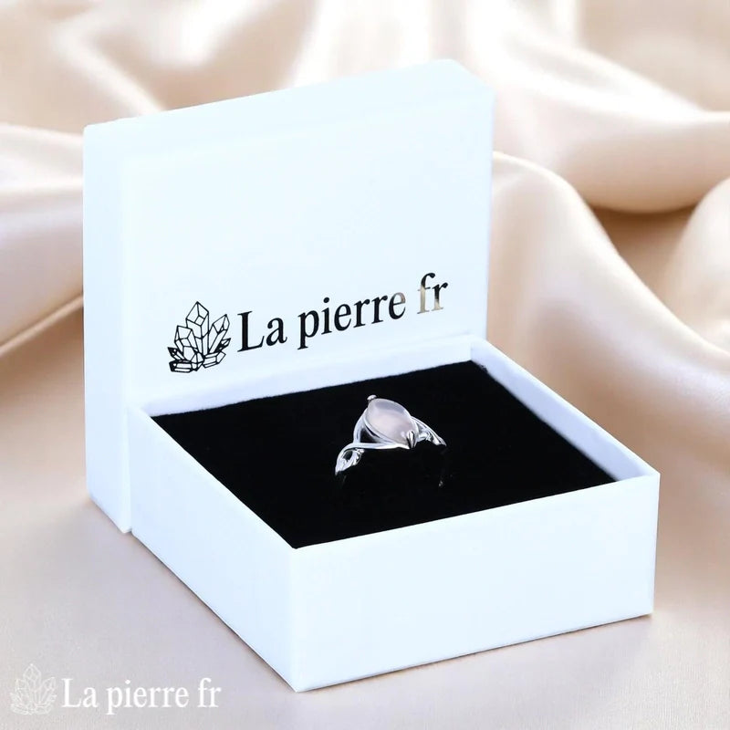 Vue portée Bague Quartz Rose (Navette Poudrée) moderne sur fond blanc
