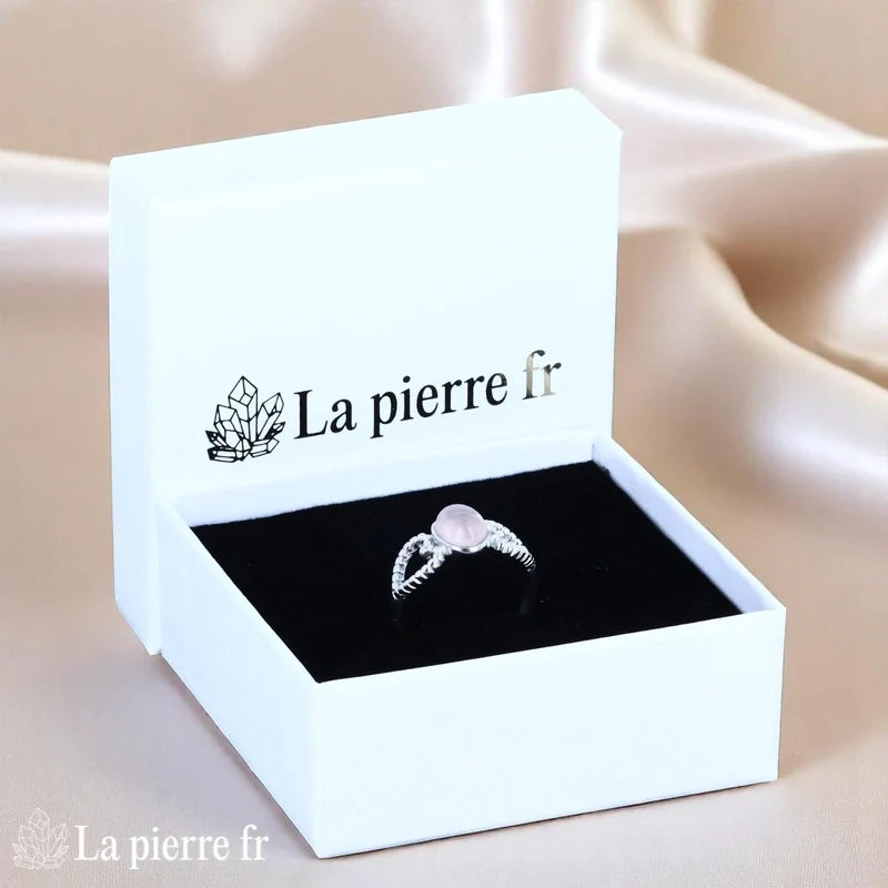 Vue portée Bague Quartz Rose (Coeur de Velours) moderne sur fond blanc