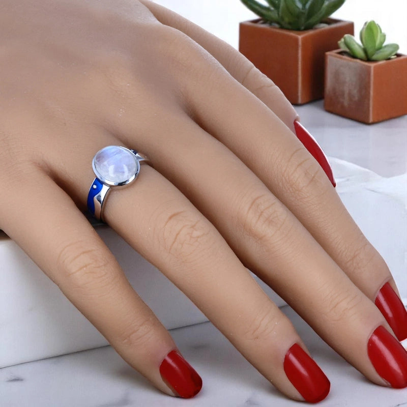 Bague Pierre de Lune (Liseré Azur) portée, anneau large émaillé bleu