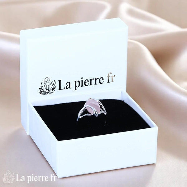 Vue portée Bague Quartz Rose (Ovale Serein) 8x16mm sur fond blanc