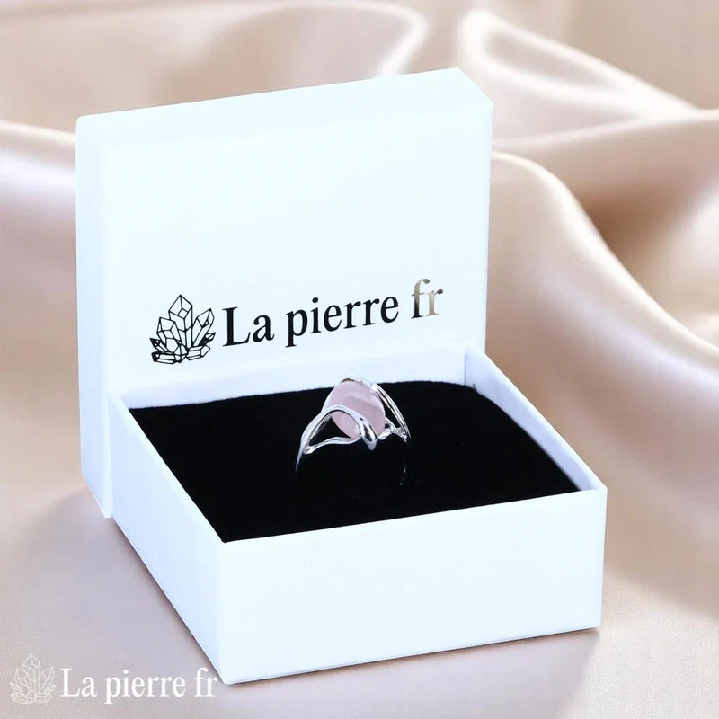 Vue portée Bague Quartz Rose (Ovale Serein) 8x16mm sur fond blanc
