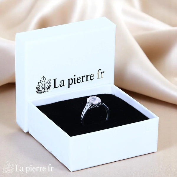 Vue portée Bague Quartz Rose (Éclat Sculpté) 7x9mm sur fond blanc