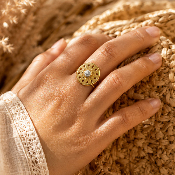 Bague astre solaire en howlite blanche dorée