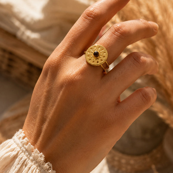 Bague astre solaire en œil de tigre dorée