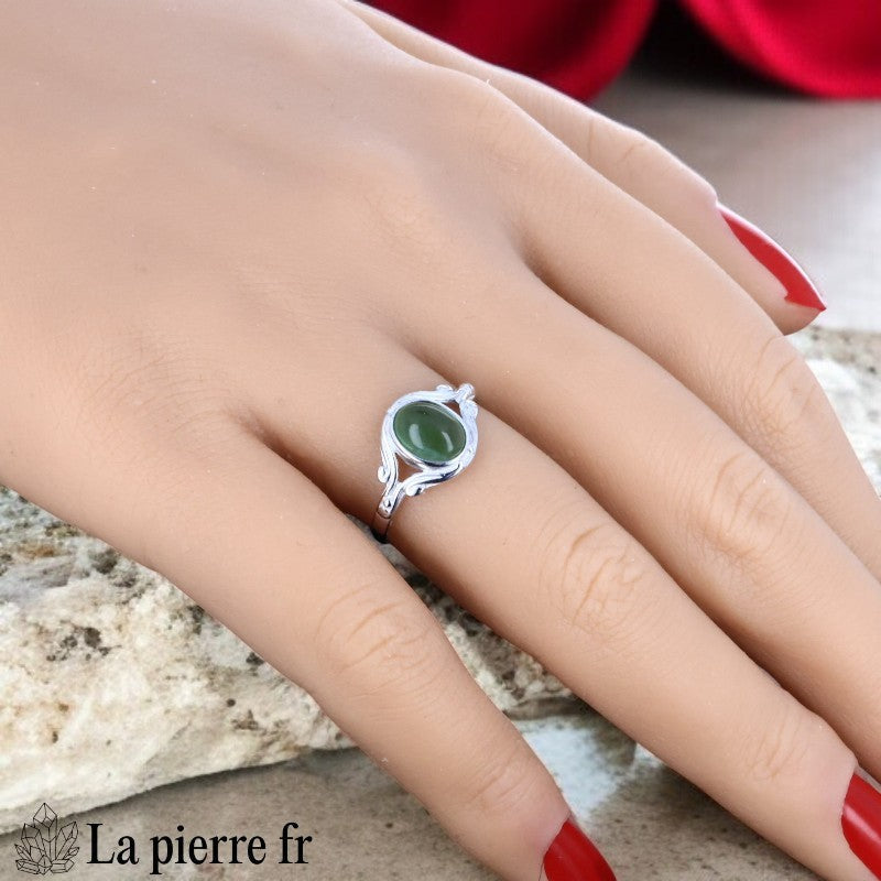 Bague pour femme en argent avec pierre en Jade Vert véritable 6x8mm et monture feuilles.