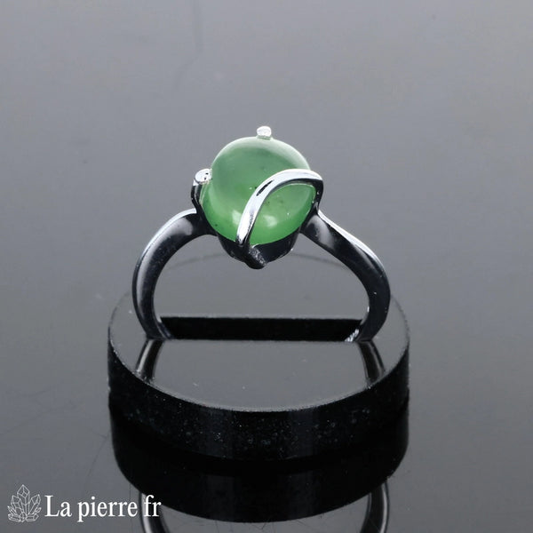 Bague minimaliste pour femme en argent rhodié avec pierre en Jade Vert véritable facettée.