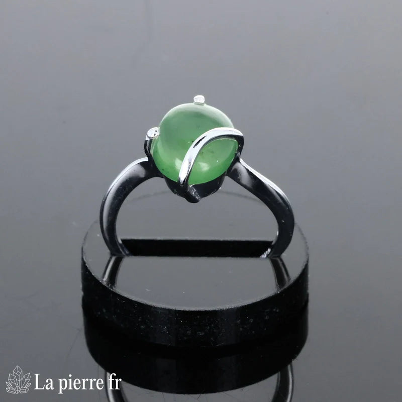 Bague minimaliste pour femme en argent rhodié avec pierre en Jade Vert véritable facettée.