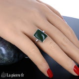 Bague moderne pour femme en argent rhodié avec pierre en Jade Vert véritable rectangulaire 10x14mm.