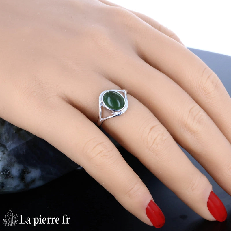 Bague simple pour femme en argent rhodié avec pierre en Jade Vert véritable.