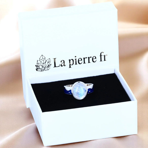 Écrin présenté avec la bague en Pierre de Lune (Liseré Azur)