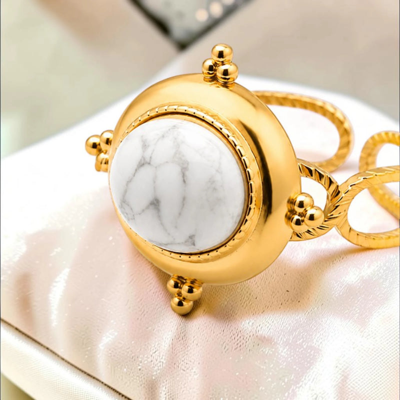 Bague cabochon en Howlite blanche ÉCRIN®, acier doré