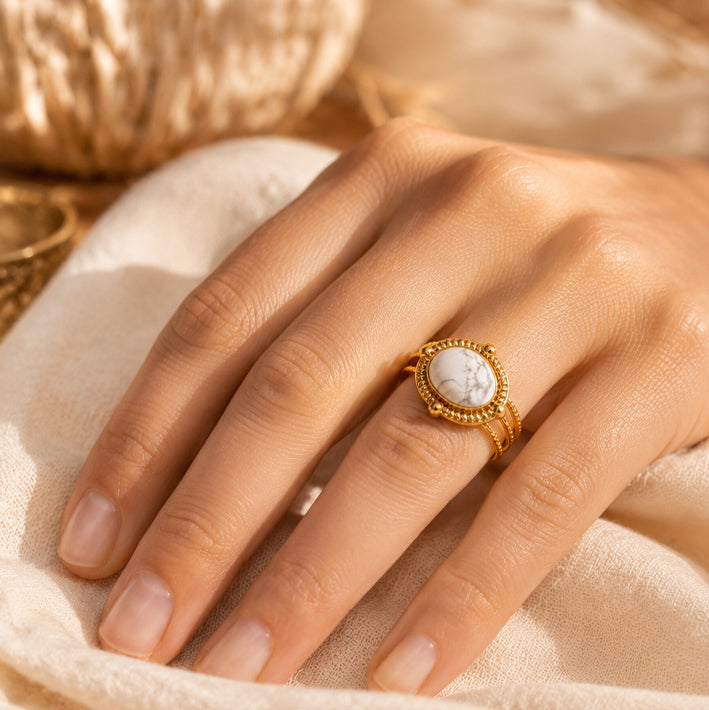 Bague cabochon ovale en howlite blanche