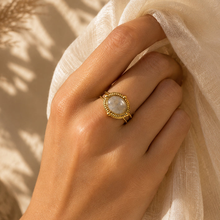 Bague cabochon ovale en labradorite