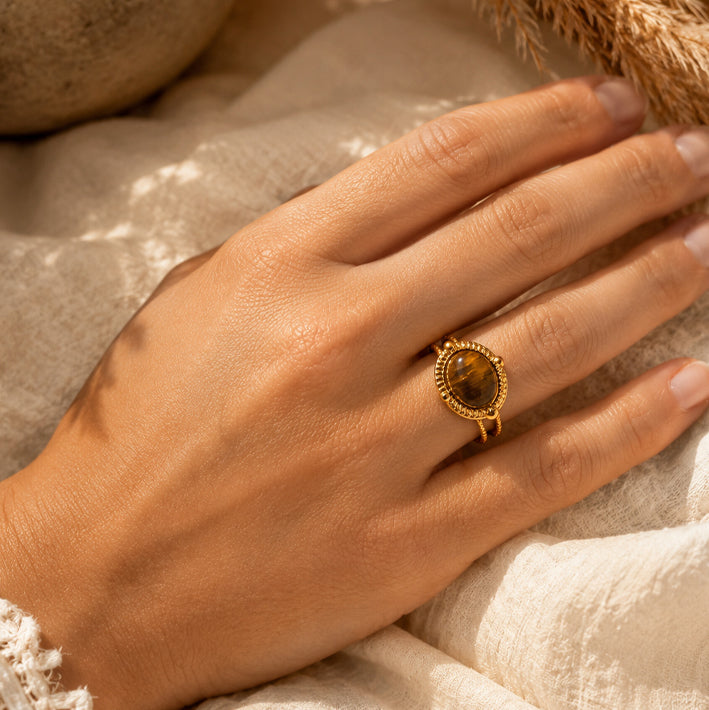 Bague cabochon ovale en œil de tigre