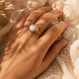 Bague cabochon en Howlite blanche ÉCRIN®, acier doré