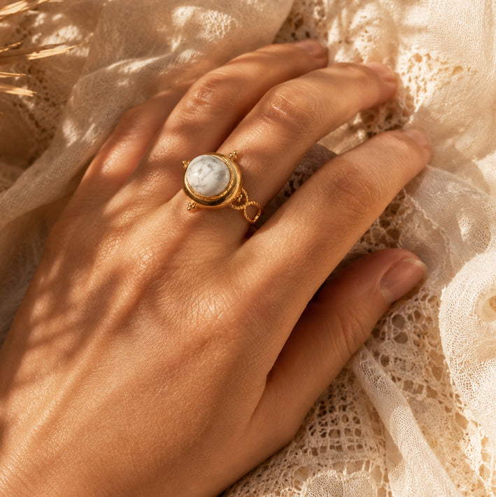 Bague cabochon vintage en howlite blanche