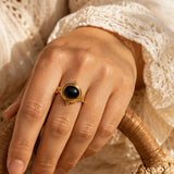 Bague cabochon en Onyx noir ÉCRIN®, acier doré