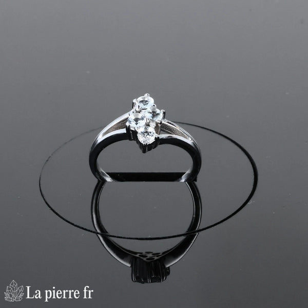 Bague classique Aigue-Marine (Quatuor Classique) portée au doigt, style élégant en argent 925.