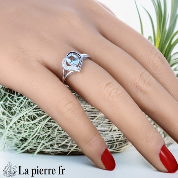 Détail de la Bague Aigue-Marine (Cœur Vintage) montrant la pierre ovale bleu pâle et la forme coeur de la monture vintage.