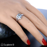 Détail de la Bague Aigue-Marine (Cœur Vintage) montrant la pierre ovale bleu pâle et la forme coeur de la monture vintage.