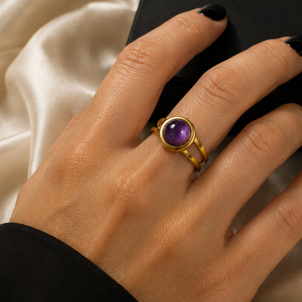 Bague améthyste DUALIS® portée à la main, double anneau doré ajustable