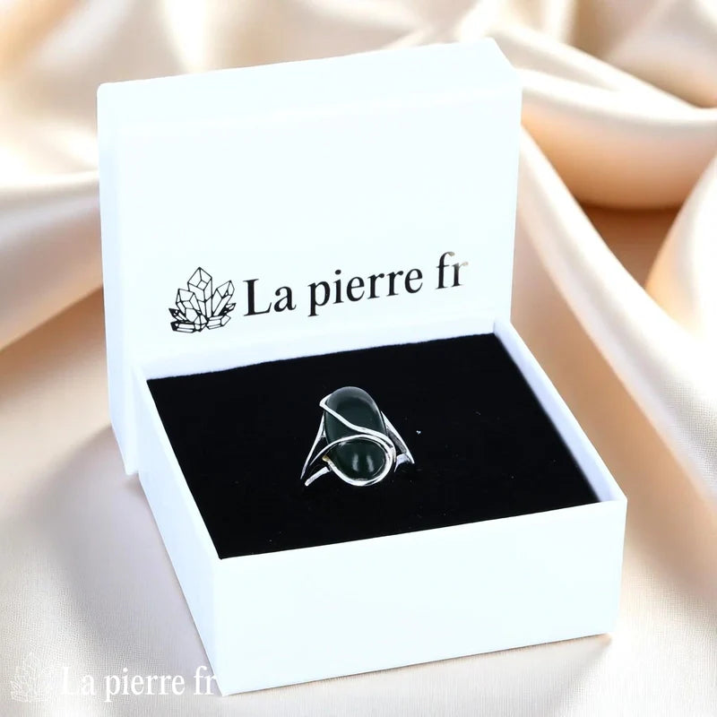 Bague modèle Elysia design moderne pour femme par La Pierre Fr en argent rhodié avec grand Jade Vert ovale 9x18mm.