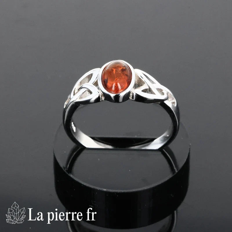 Détail de la bague Ambre Maréale, ambre naturel chaleureux sur argent