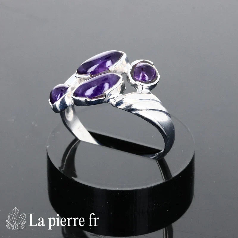 Bague Améthyste en argent rhodié portée, pierre naturelle violette pour femme