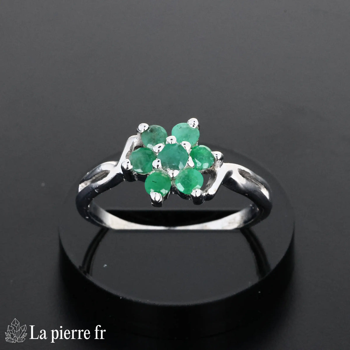 Bague Émeraude Odyssea en argent rhodié portée, pierre naturelle verte pour femme