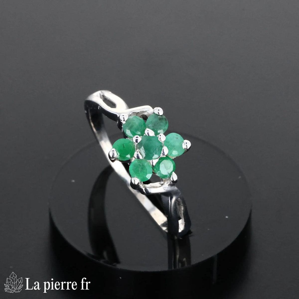 Détail de la bague Émeraude Odyssea, pierre naturelle vert profond sur argent