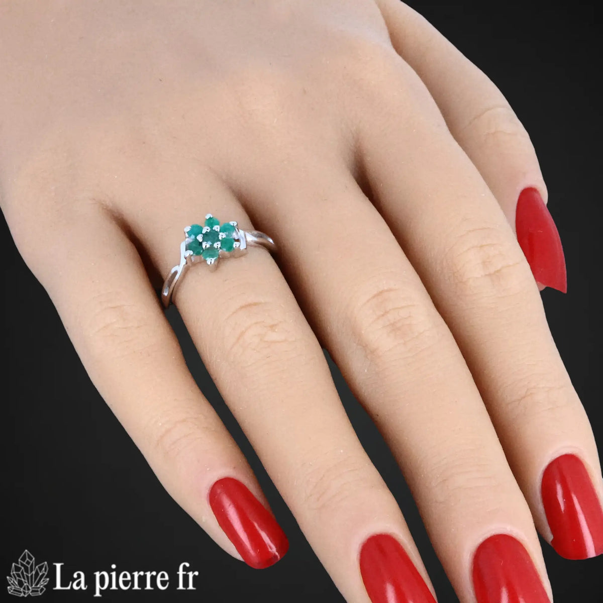 Gros plan sur la bague Émeraude Odyssea, pierre naturelle verte sur argent