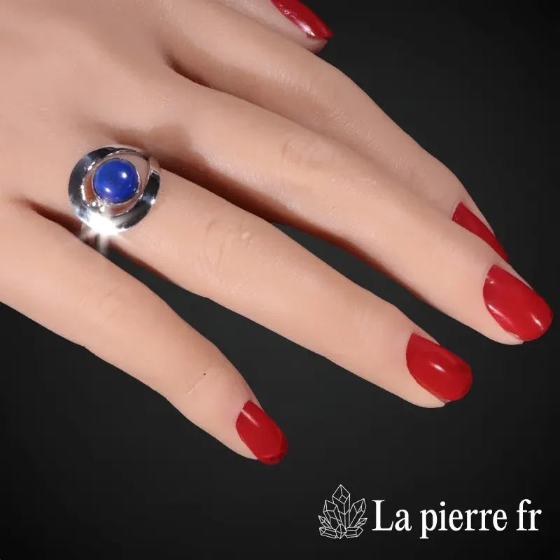 Détail de la bague en Lapis Lazuli « Résonant », pierre naturelle sur argent rhodié