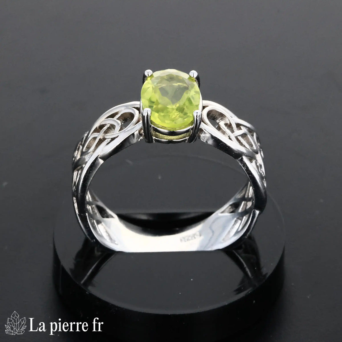 Détail de la bague Péridot Astralis, pierre naturelle vert anis sur argent