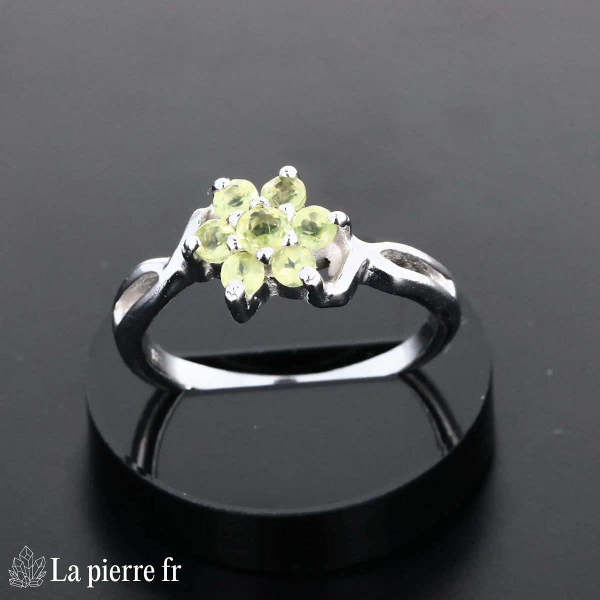 Bague Péridot Abyssale en argent rhodié portée, pierre naturelle verte pour femme