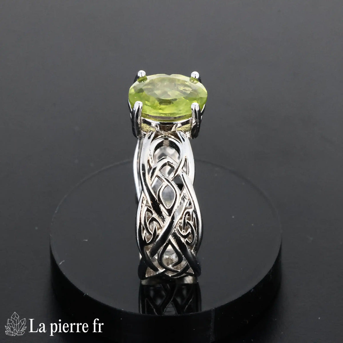 Bague Péridot Astralis en argent rhodié portée, pierre naturelle verte pour femme