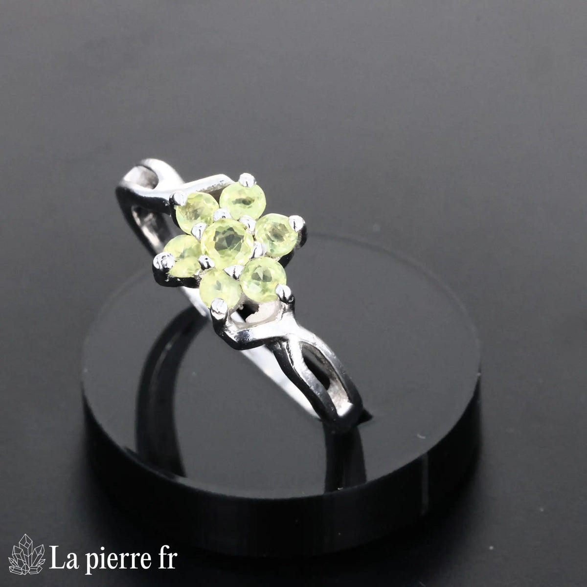 Détail de la bague Péridot Abyssale, pierre naturelle vert anis sur argent