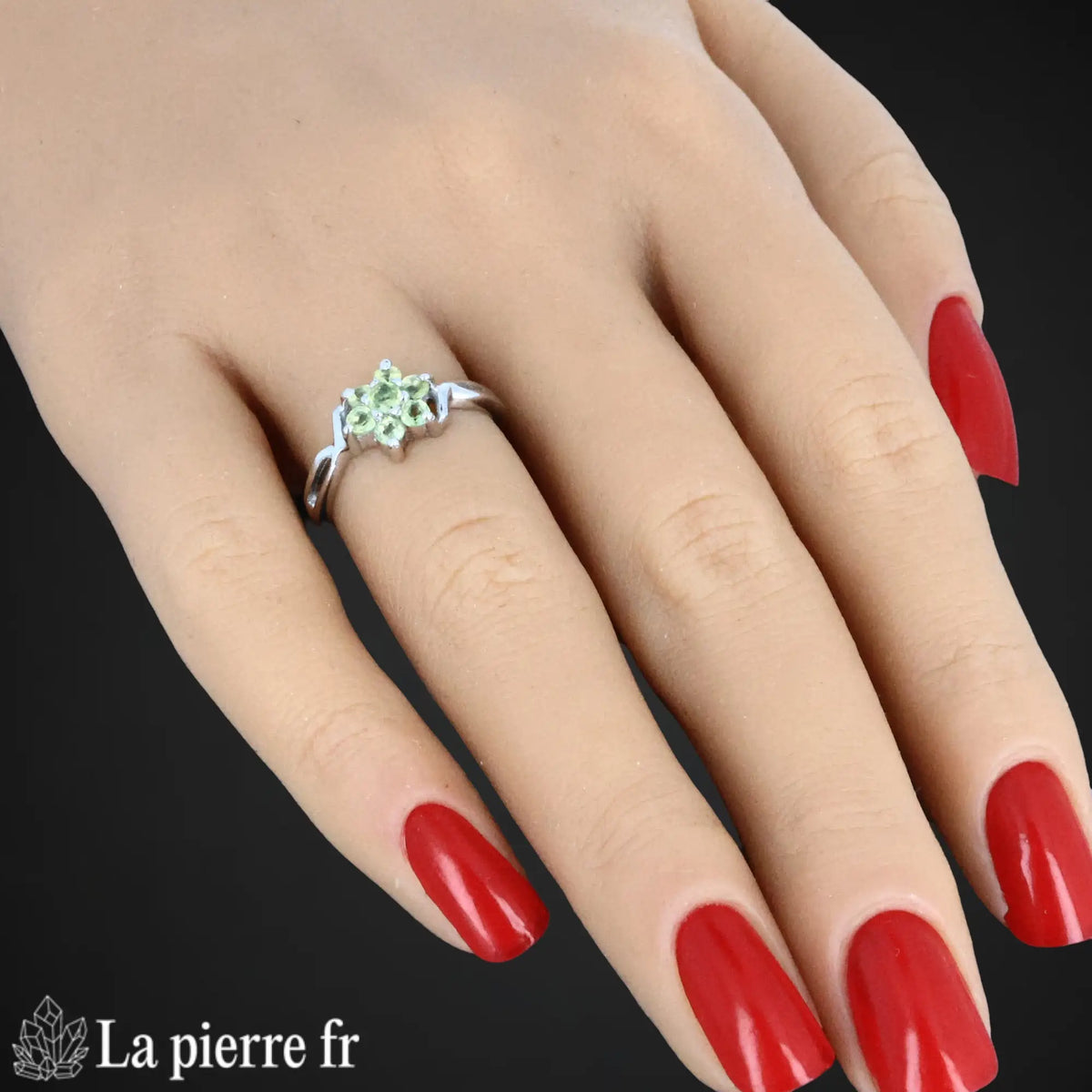 Gros plan sur la bague Péridot Abyssale, pierre naturelle verte sur argent